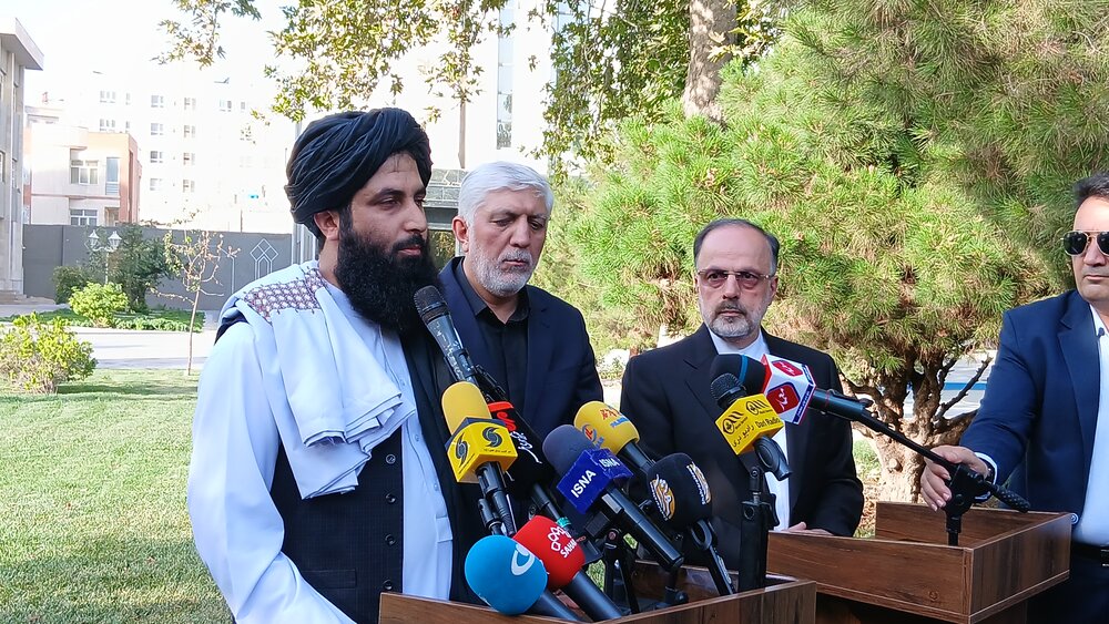 محمداسماعیل سلیم، رئیس نمایندگی وزارت امور خارجه امارت اسلامی افغانستان در ولایت هرات جمع  خبرنگاران در محل استانداری خراسان رضوی