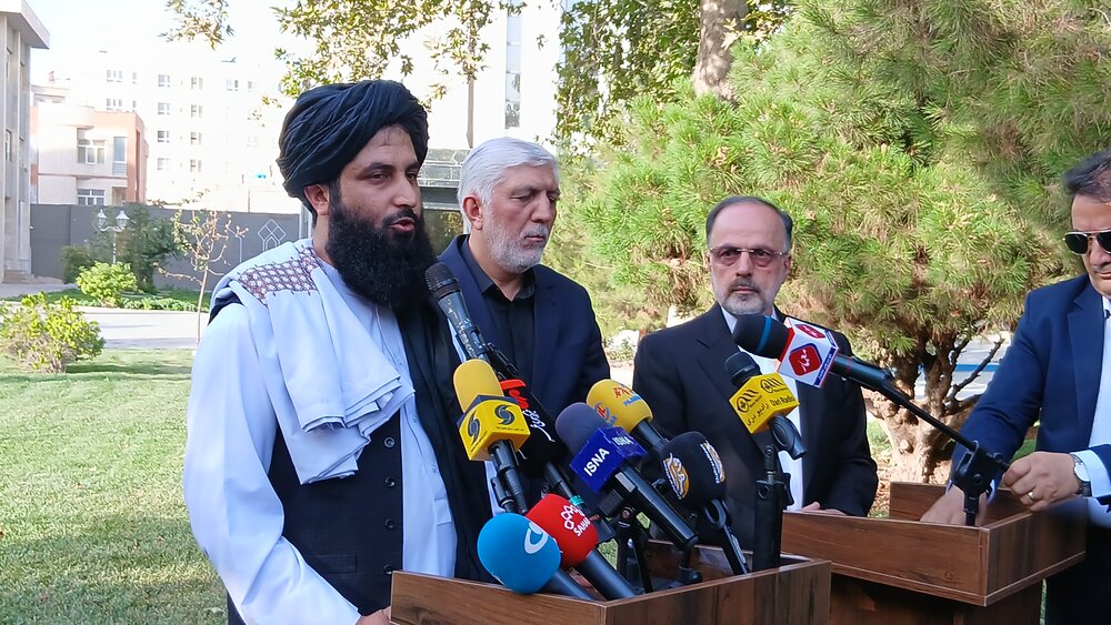 محمداسماعیل سلیم، رئیس نمایندگی وزارت امور خارجه امارت اسلامی افغانستان در ولایت هرات جمع  خبرنگاران در محل استانداری خراسان رضوی