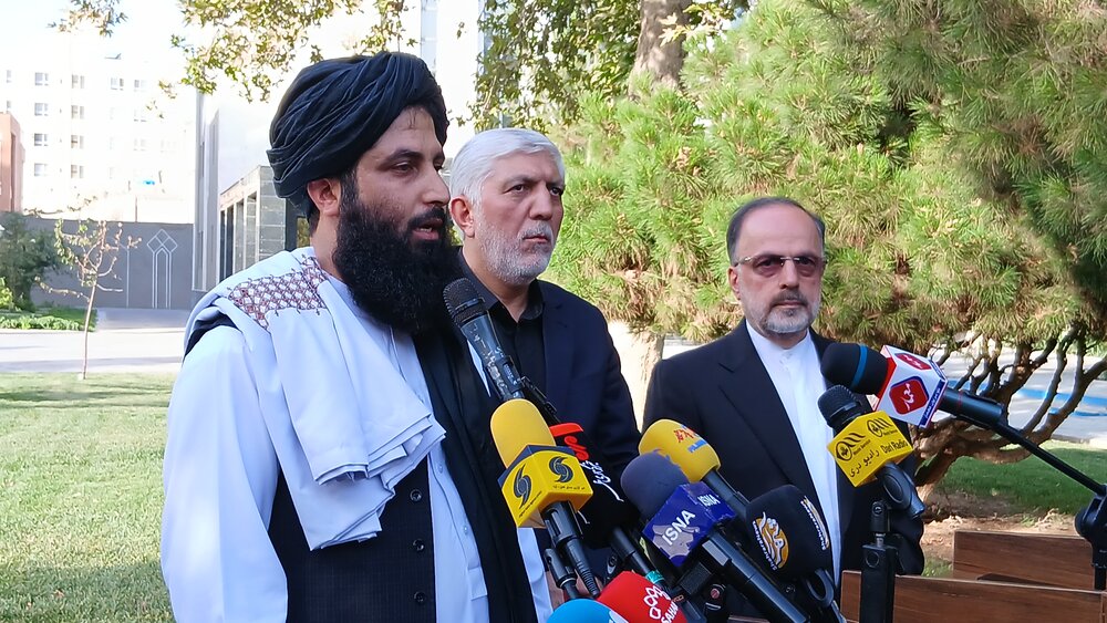 محمداسماعیل سلیم، رئیس نمایندگی وزارت امور خارجه امارت اسلامی افغانستان در ولایت هرات جمع  خبرنگاران در محل استانداری خراسان رضوی