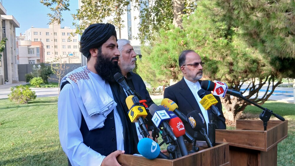 محمداسماعیل سلیم، رئیس نمایندگی وزارت امور خارجه امارت اسلامی افغانستان در ولایت هرات جمع  خبرنگاران در محل استانداری خراسان رضوی