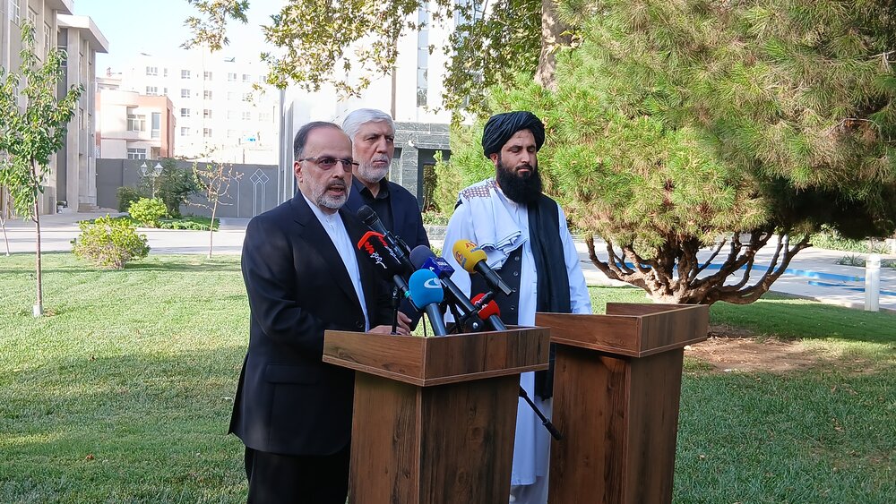 احمد معصومی‌فر، مشاور وزیر و رئیس نمایندگی وزارت امور خارجه در شمال و شرق کشور در نشست خبری در استانداری خراسان رضوی