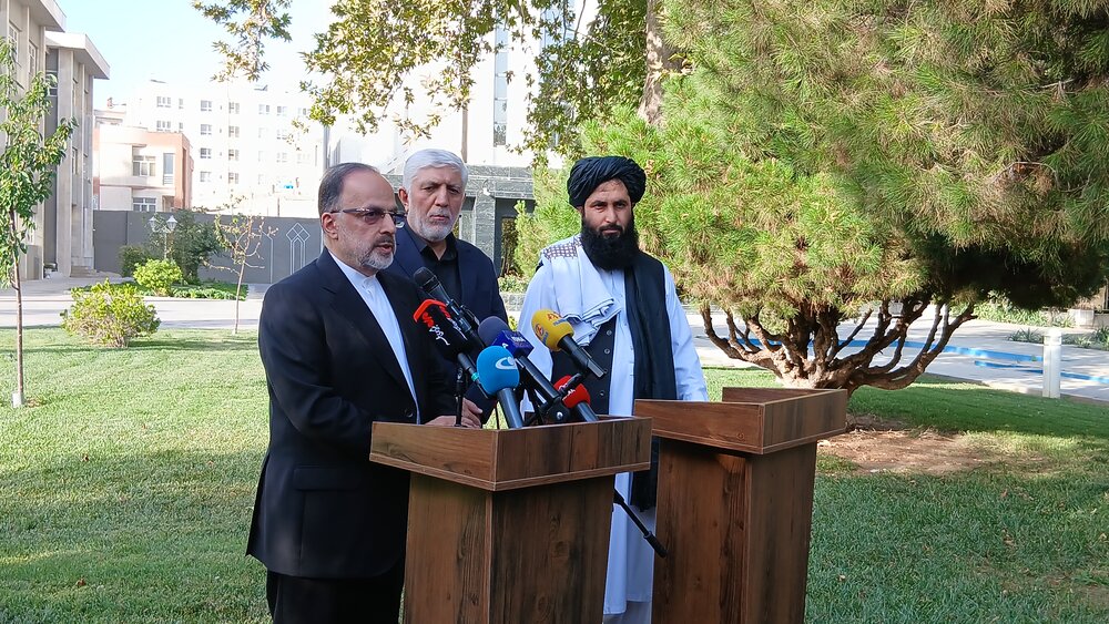 احمد معصومی‌فر، مشاور وزیر و رئیس نمایندگی وزارت امور خارجه در شمال و شرق کشور در نشست خبری در استانداری خراسان رضوی