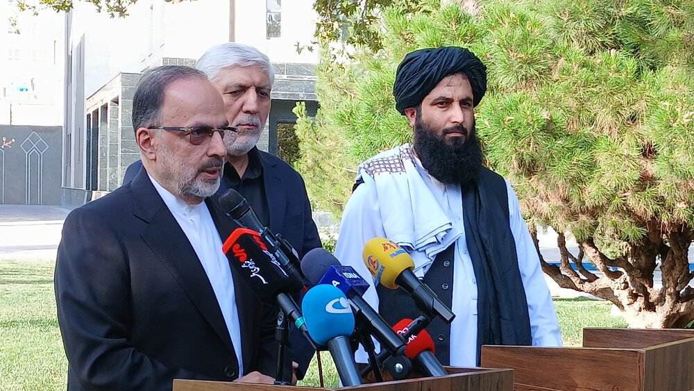 احمد معصومی‌فر، مشاور وزیر و رئیس نمایندگی وزارت امور خارجه در شمال و شرق کشور در نشست خبری در استانداری خراسان رضوی