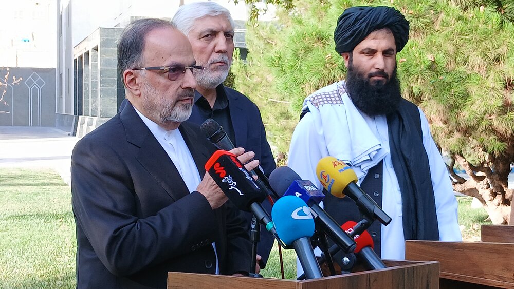 احمد معصومی‌فر، مشاور وزیر و رئیس نمایندگی وزارت امور خارجه در شمال و شرق کشور در نشست خبری در استانداری خراسان رضوی