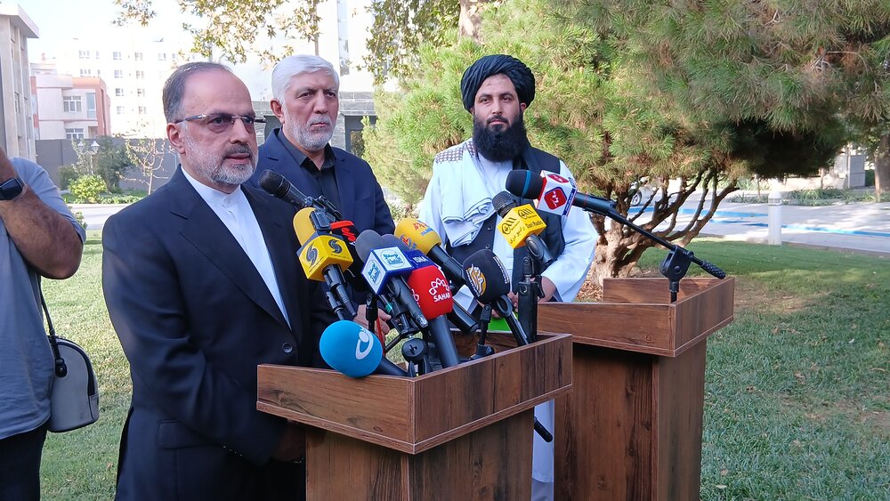 احمد معصومی‌فر، مشاور وزیر و رئیس نمایندگی وزارت امور خارجه در شمال و شرق کشور در نشست خبری در استانداری خراسان رضوی