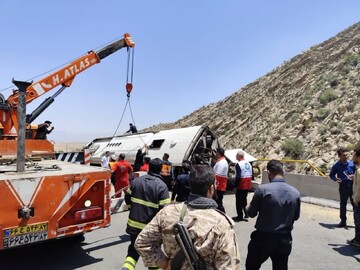 آخرین جزئیات حادثه واژگونی اتوبوس در محور فیروزآباد/ افزایش شمار جانباختگان به ۲۲نفر