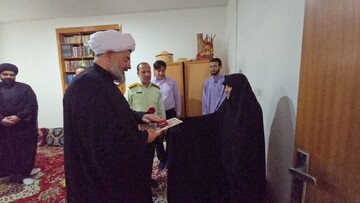 دیدار امام جمعه خورموج با خانواده شهید انجم افروز