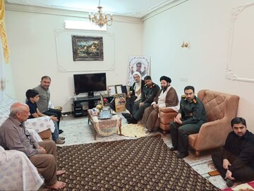 تصاویر/ دیدار مسئولان و فرماندهان سپاه لرستان با خانواده های شهیدان حبیبی و محمدی زرین چقا