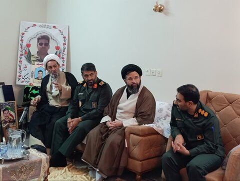 تصاویر دیدار مسئولان و فرماندهان سپاه لرستان با خانواده های شهیدان حبیبی و محمدی زرین چقا