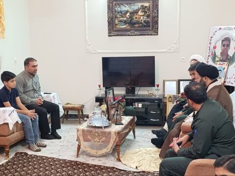 تصاویر دیدار مسئولان و فرماندهان سپاه لرستان با خانواده های شهیدان حبیبی و محمدی زرین چقا