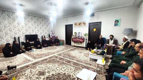 تصاویر دیدار مسئولان و فرماندهان سپاه لرستان با خانواده های شهیدان حبیبی و محمدی زرین چقا