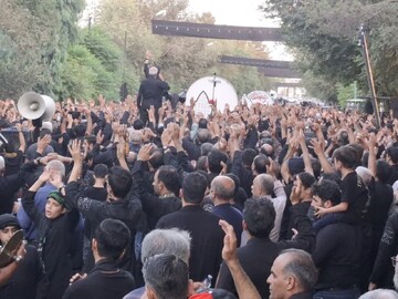 تصاویر/ مراسم سنتی زنجیرزنی هیئت سجادیه کاشان