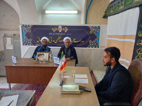 تصاویر/ جلسه دفاعیه تحقیق پایانی طلبه مدرسه علمیه آیت‌الله مدنی کاشانی(ره)