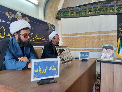 تصاویر/ جلسه دفاعیه تحقیق پایانی طلبه مدرسه علمیه آیت‌الله مدنی کاشانی(ره)