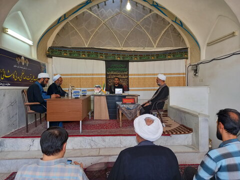 تصاویر/ جلسه دفاعیه تحقیق پایانی طلبه مدرسه علمیه آیت‌الله مدنی کاشانی(ره)