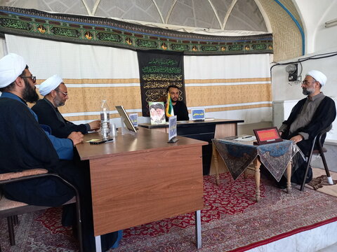 تصاویر/ جلسه دفاعیه تحقیق پایانی طلبه مدرسه علمیه آیت‌الله مدنی کاشانی(ره)