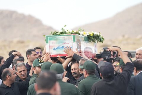 تصاویری از تشییع و خاکسپاری پیکر شهید سید اسدالله طاهری در خرم آباد