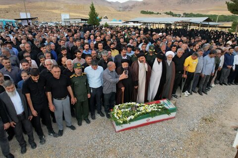 تصاویری از تشییع و خاکسپاری پیکر شهید سید اسدالله طاهری در خرم آباد