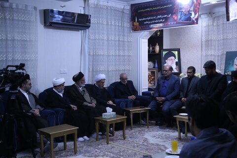 تصاویر| حضور نماینده ولی فقیه در فارس و جمعی از علمای شهر شیراز در منزل شهید غیب پرور