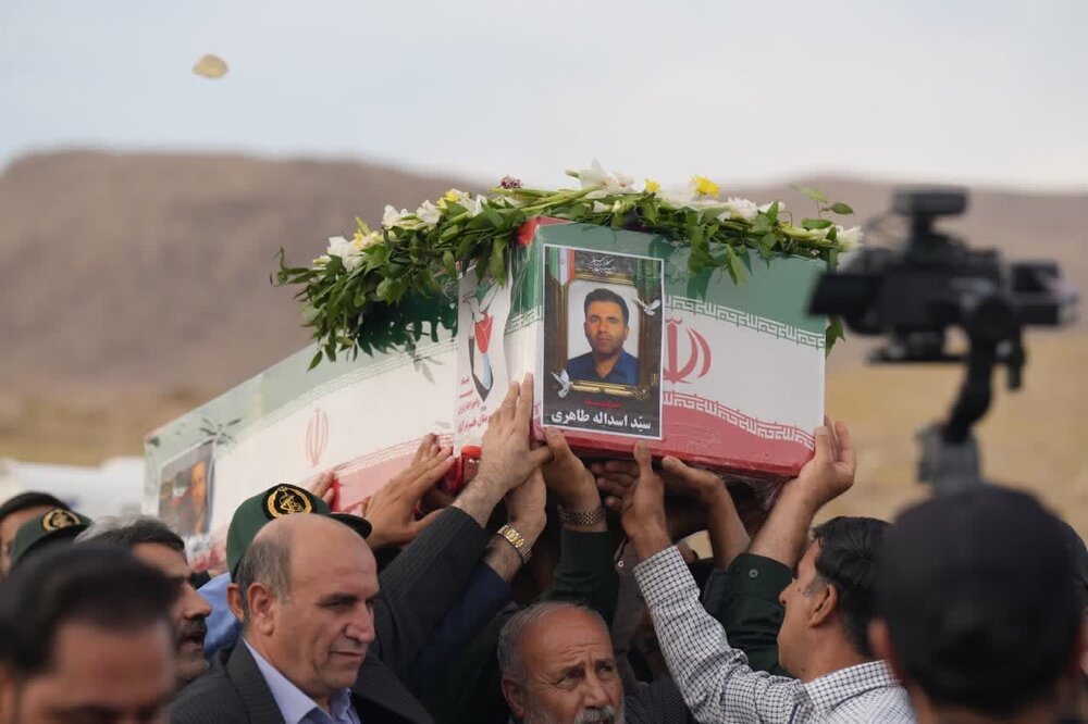 تصاویری از تشییع و خاکسپاری پیکر شهید سید اسدالله طاهری در خرم آباد