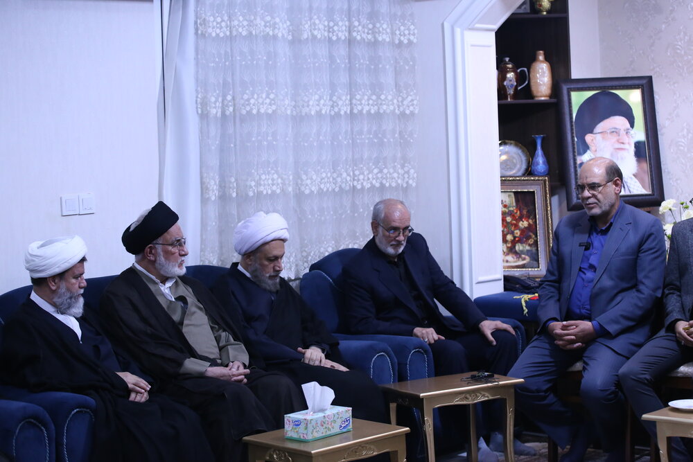 تصاویر/| حضور نماینده ولی فقیه در فارس و جمعی از علمای شهر شیراز در منزل شهید غیب پرور