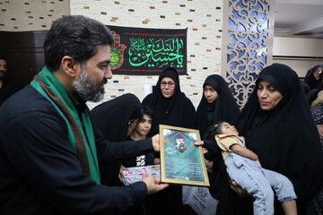 فیلم| روضه شهدایی در منزل شهید مدافع وطن سرهنگ پاسدار سعید آذربادگان