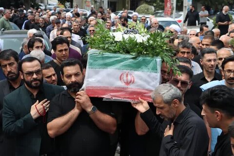 اقامه نماز نماینده ولی فقیه مازندران بر پیکر اسوه صبر و استقامت حاجیه خانم فاطمه نیکدوز مادر شهید والامقام سردار سیدعلی دوامی