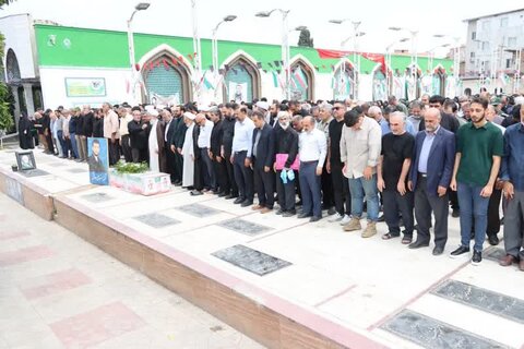 اقامه نماز نماینده ولی فقیه مازندران بر پیکر اسوه صبر و استقامت حاجیه خانم فاطمه نیکدوز مادر شهید والامقام سردار سیدعلی دوامی