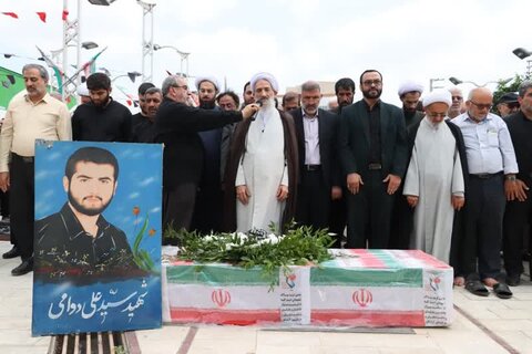 اقامه نماز نماینده ولی فقیه مازندران بر پیکر اسوه صبر و استقامت حاجیه خانم فاطمه نیکدوز مادر شهید والامقام سردار سیدعلی دوامی