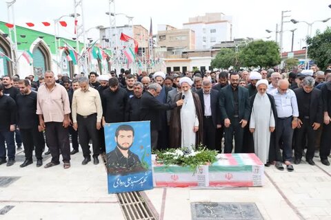 اقامه نماز نماینده ولی فقیه مازندران بر پیکر اسوه صبر و استقامت حاجیه خانم فاطمه نیکدوز مادر شهید والامقام سردار سیدعلی دوامی