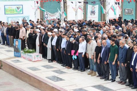 اقامه نماز نماینده ولی فقیه مازندران بر پیکر اسوه صبر و استقامت حاجیه خانم فاطمه نیکدوز مادر شهید والامقام سردار سیدعلی دوامی