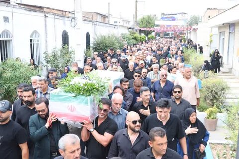 اقامه نماز نماینده ولی فقیه مازندران بر پیکر اسوه صبر و استقامت حاجیه خانم فاطمه نیکدوز مادر شهید والامقام سردار سیدعلی دوامی