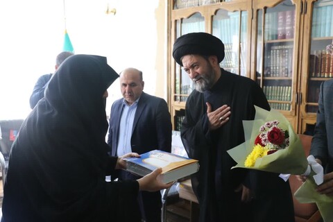 تصاویر/ دیدار جمعی از خانواده های اهدا کننده عضو با امام جمعه اردبیل