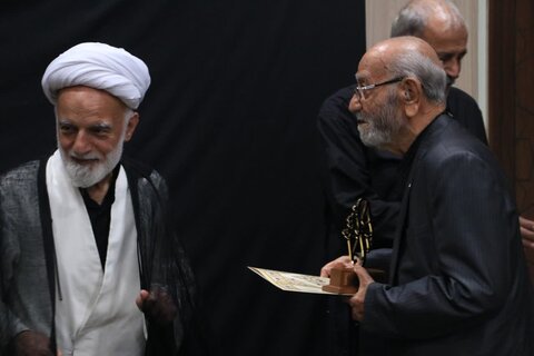 تصاویر /تجلیل از پیرغلامان و ذاکران اهل بیت علیه السلام با حضور نماینده ولی فقیه در استان مرکزی