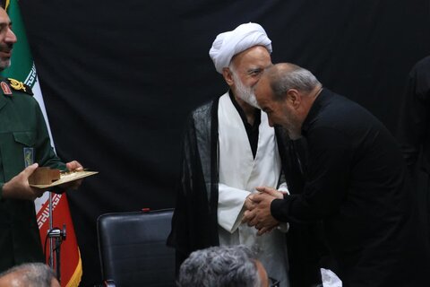 تصاویر /تجلیل از پیرغلامان و ذاکران اهل بیت علیه السلام با حضور نماینده ولی فقیه در استان مرکزی