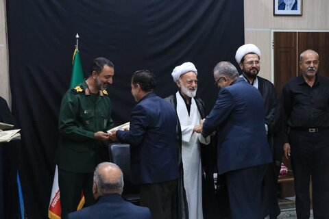 تصاویر /تجلیل از پیرغلامان و ذاکران اهل بیت علیه السلام با حضور نماینده ولی فقیه در استان مرکزی