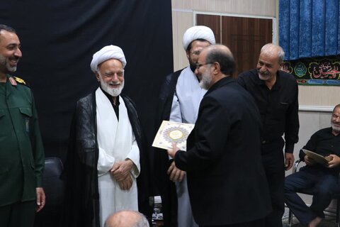 تصاویر /تجلیل از پیرغلامان و ذاکران اهل بیت علیه السلام با حضور نماینده ولی فقیه در استان مرکزی