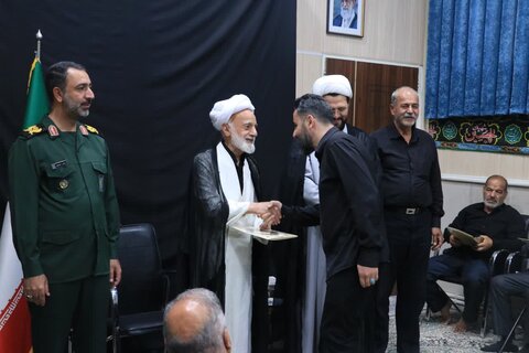 تصاویر /تجلیل از پیرغلامان و ذاکران اهل بیت علیه السلام با حضور نماینده ولی فقیه در استان مرکزی