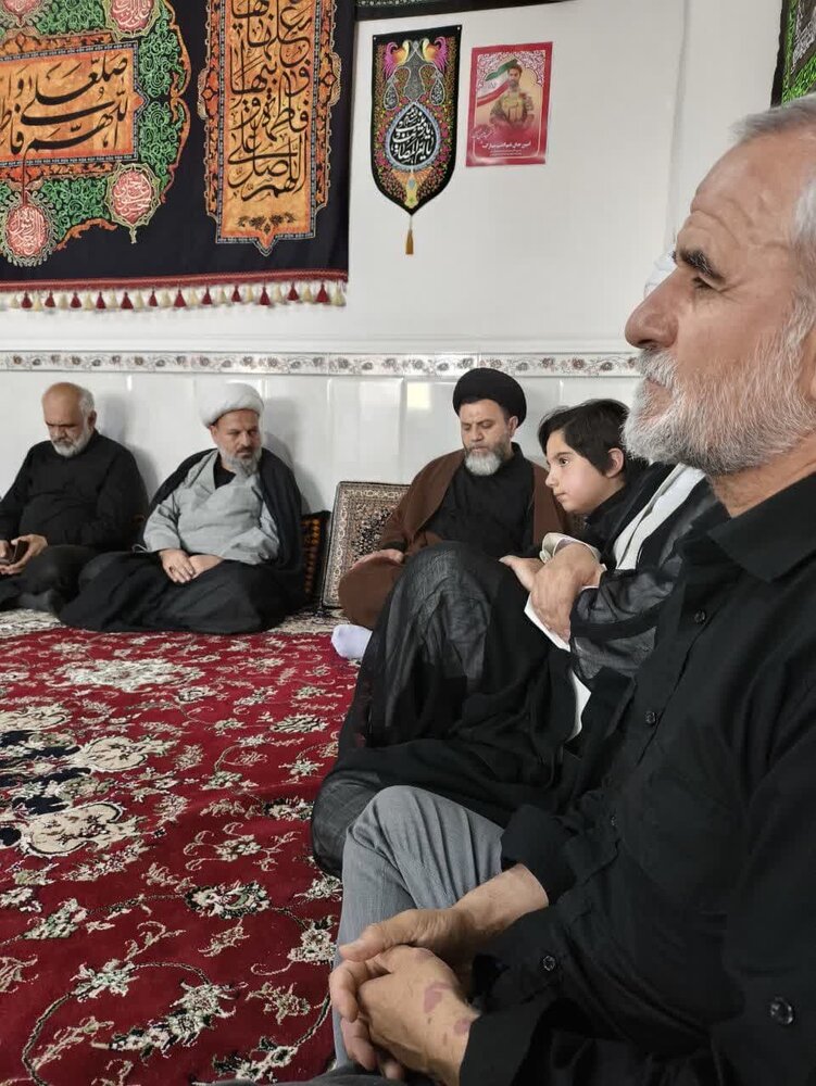 حضور قائم مقام مدیر حوزه علمیه همدان در منزل شهدای حمله رژیم صهیونیستی