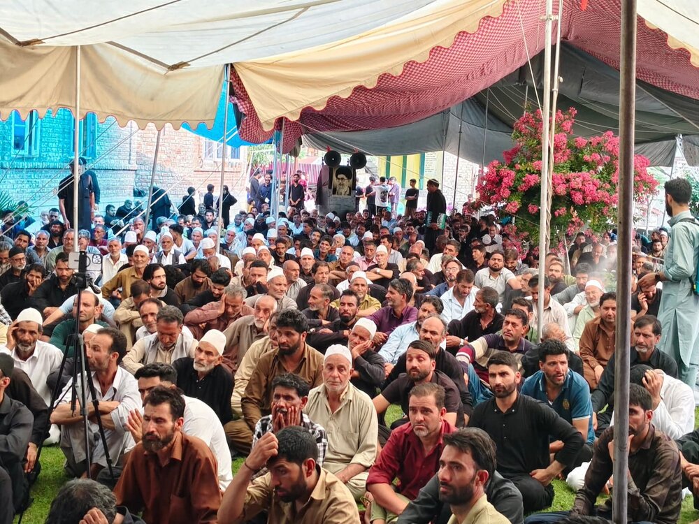 कश्मीर घाटी में इमाम ज़ैनुल आबेदीन (अ) की शहादत के अवसर पर मजलिसे अज़ा में हज़ारो अज़ादार शामिल हुए