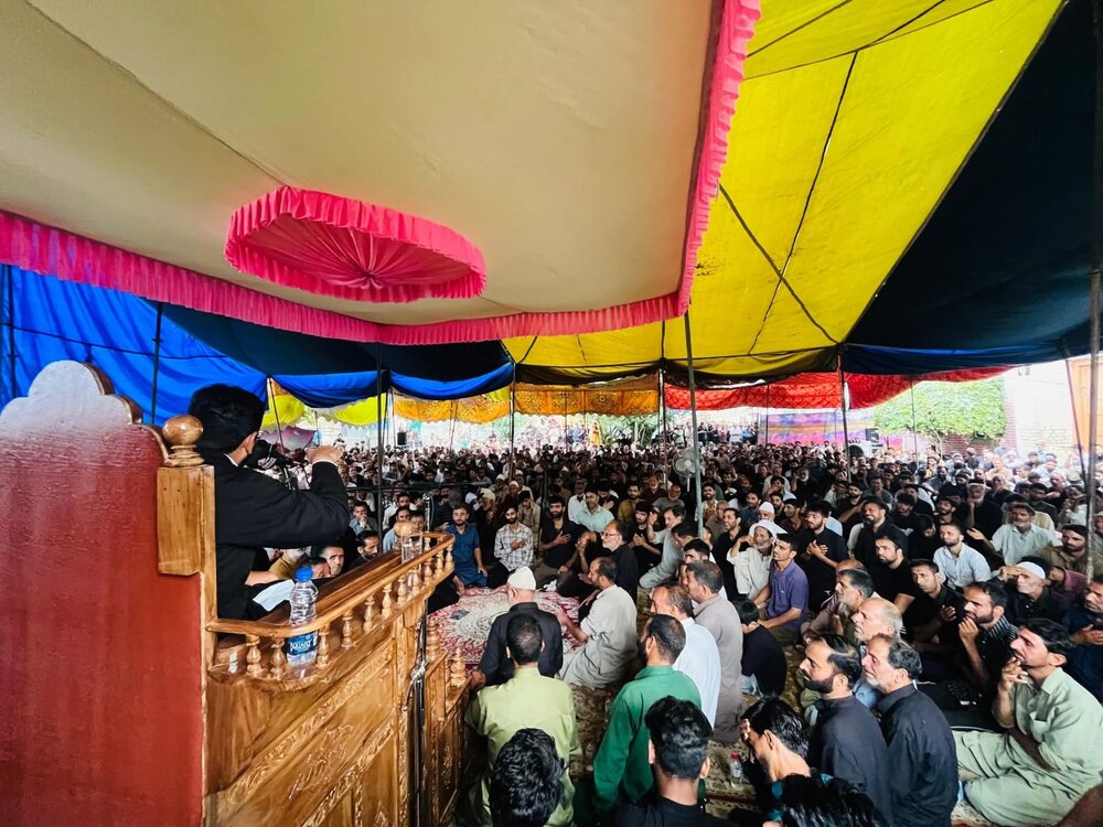 कश्मीर घाटी में इमाम ज़ैनुल आबेदीन (अ) की शहादत के अवसर पर मजलिसे अज़ा में हज़ारो अज़ादार शामिल हुए