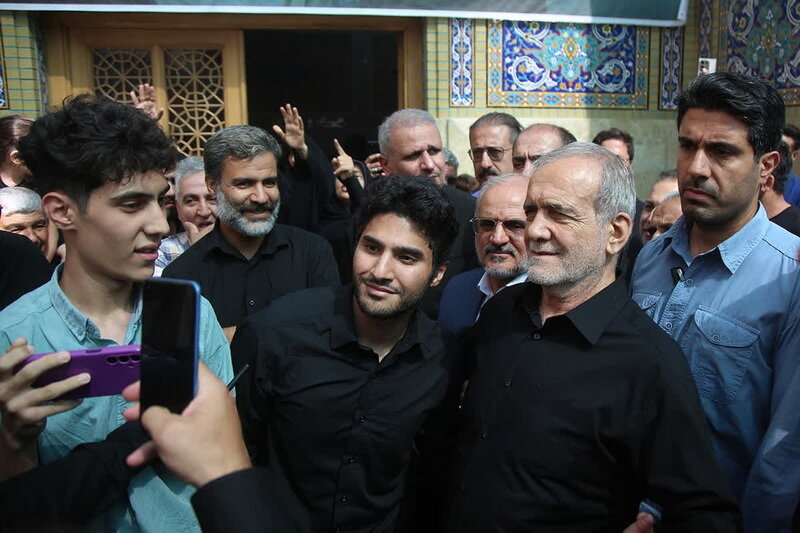 Visite inopinée du président à Qom, rencontre des dignitaires religieux et examine les programmes sociaux