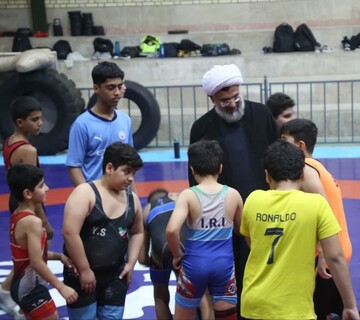 حضور صمیمی امام جمعه خورموج در خانه کشتی