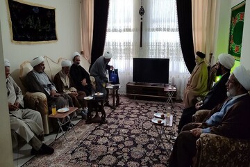 تجلیل دبیر قرارگاه جنگ ترکیبی حوزه‌های علمیه از خانواده شهید مدافع وطن+عکس