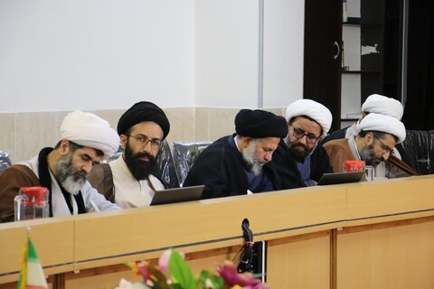 تصاویر| نشست مدیران مدارس علمیه  با مدیر و معاونان مرکزمدیریت حوزه علمیه اصفهان