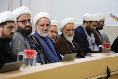 تصاویر| نشست مدیران مدارس علمیه  با مدیر و معاونان مرکزمدیریت حوزه علمیه اصفهان