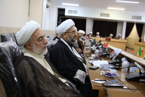 تصاویر| نشست مدیران مدارس علمیه  با مدیر و معاونان مرکزمدیریت حوزه علمیه اصفهان