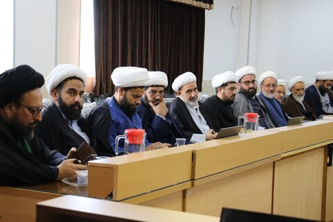 تصاویر| نشست مدیران مدارس علمیه  با مدیر و معاونان مرکزمدیریت حوزه علمیه اصفهان