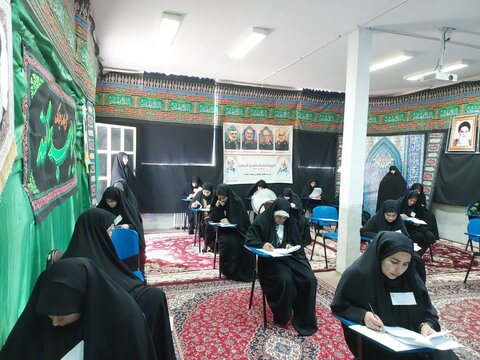 تصاویر/حضور امام جمعه شهرستان خنداب در آزمون ورودی حوزه‌های علمیه خواهران