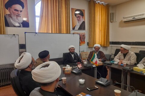 تصاویر/ جلسه دبیر قرارگاه جنگ ترکیبی حوزه های علمیه با نهادهای حوزوی کرمانشاه